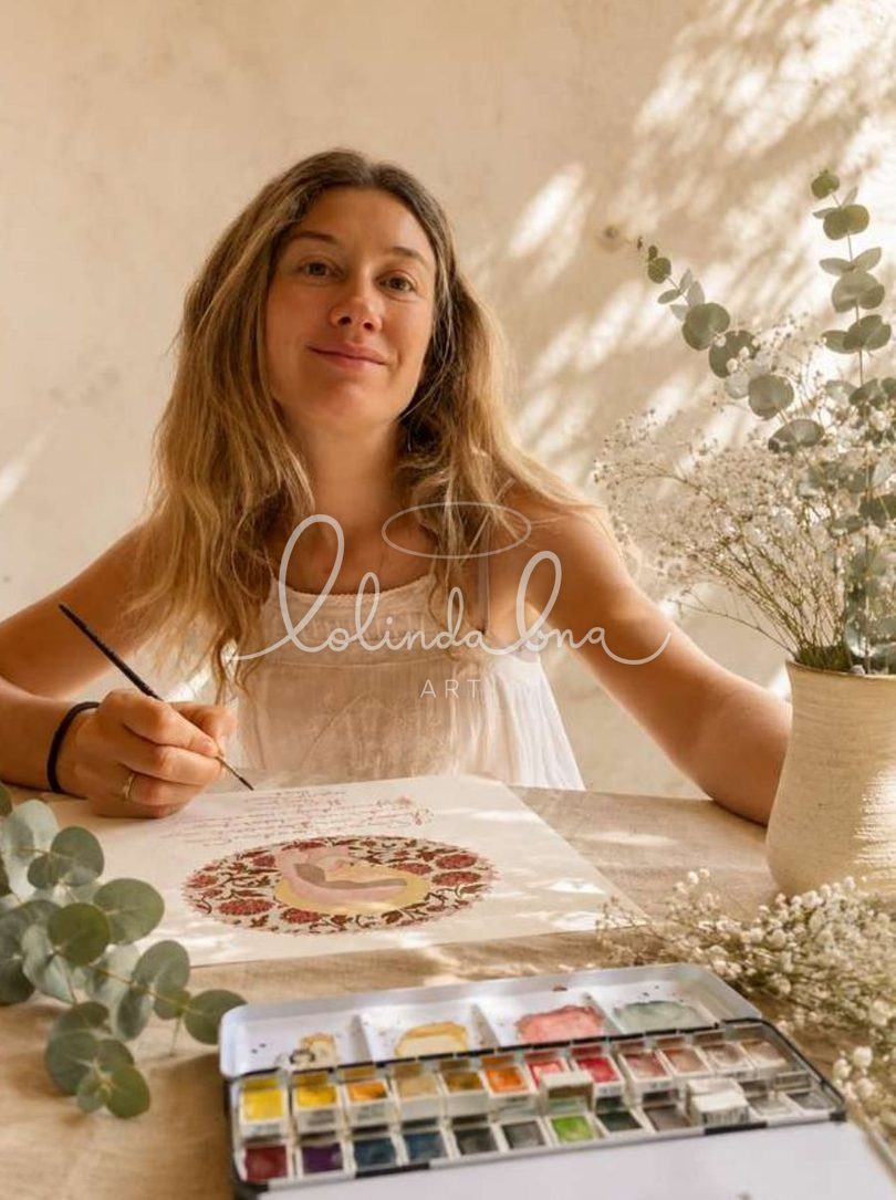 La artista de lolinda bna pintando una lámina en acuarela